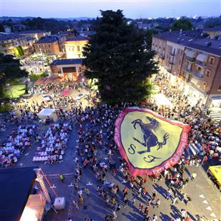 Sabato in centro a Maranello appuntamento con la Notte Rossa